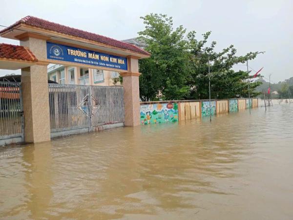 Mưa lớn, nhiều trường học ở Nghệ An, Hà Tĩnh cho học sinh nghỉ học