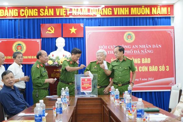 Hội Cựu Công an nhân dân TP Đà Nẵng quyên góp gần 80 triệu đồng ủng hộ đồng bào bị thiệt hại do cơn bão số 3 gây ra