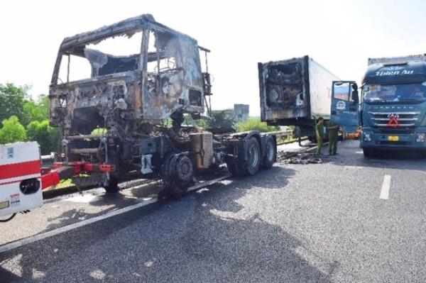 Cháy xe tải trên cao tốc