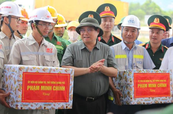 Tăng tốc thi công trên công trình đường cao tốc Hòa Liên - Túy Loan