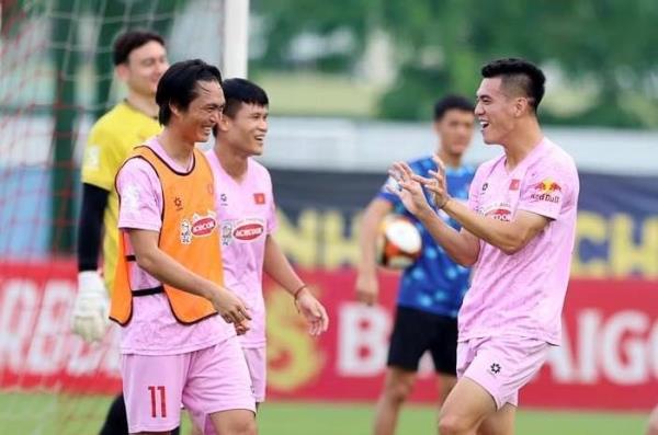 Người hâm mộ chờ đợi gì?