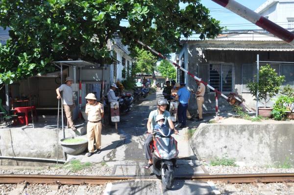 Còn nhiều lối đi tự mở tiềm ẩn mất ATGT trên tuyến đường sắt qua TP Đà Nẵng