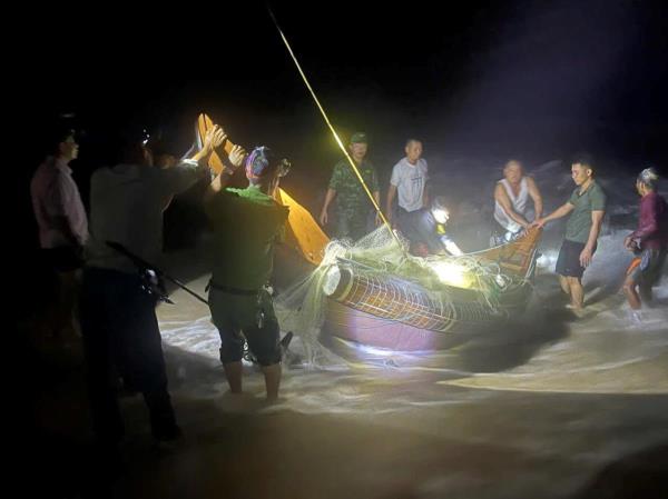 Kịp thời cứu hộ 9 thuyền của ngư dân bị trôi ra biển