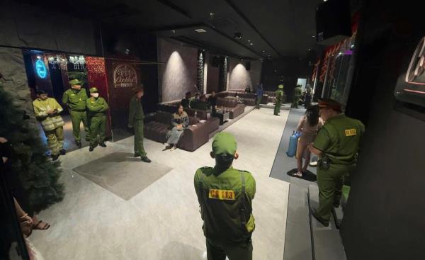 Đà Nẵng: Kiểm tra cơ sở hoạt động quá giờ, phát hiện nhân viên dương tính với ma túy và khách sử dụng bóng cười