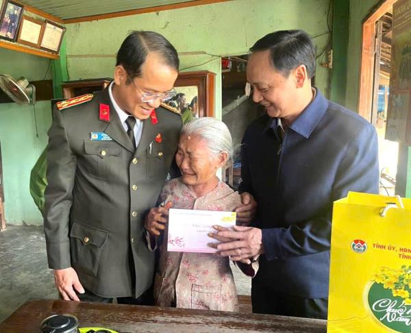 Giám đốc Công an tỉnh Đắk Nông chúc Tết các gia đình chính sách và Công an xã biên giới