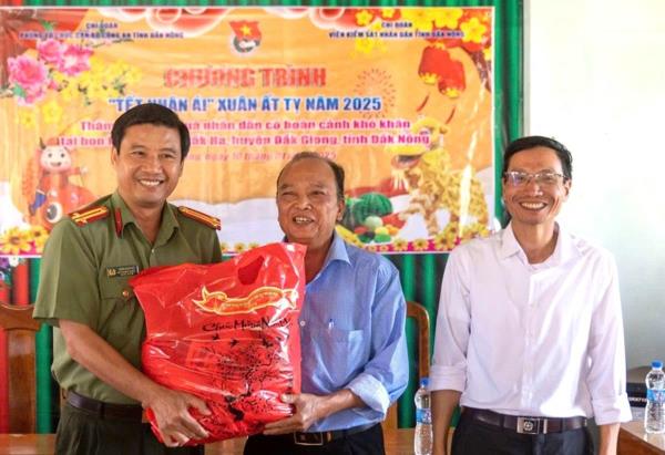 Chi đoàn Phòng Tổ chức cán bộ phối hợp tổ chức chương trình Xuân ấm áp, Tết sẻ chia tại bon Kon Hao, xã Đắk Ha