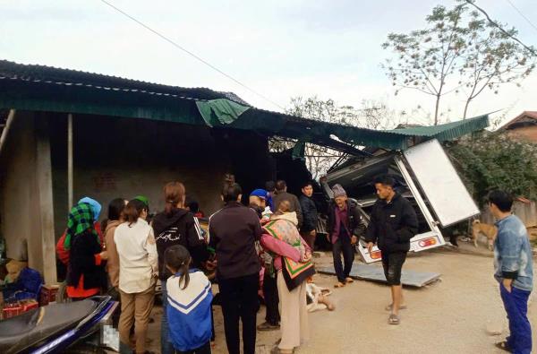 Thương tâm vụ xe tải lao vào quầy tạp hóa làm 6 người chết