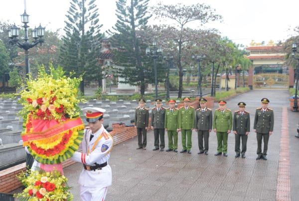 Hội cựu Công an nhân dân thành phố Đà Nẵng tổ chức Lễ dâng hương tại Nghĩa trang liệt sĩ Hòa Hiệp