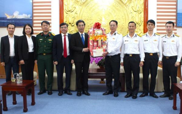 Lãnh đạo thành phố thăm, chúc Tết các đơn vị, gia đình có công cách mạng