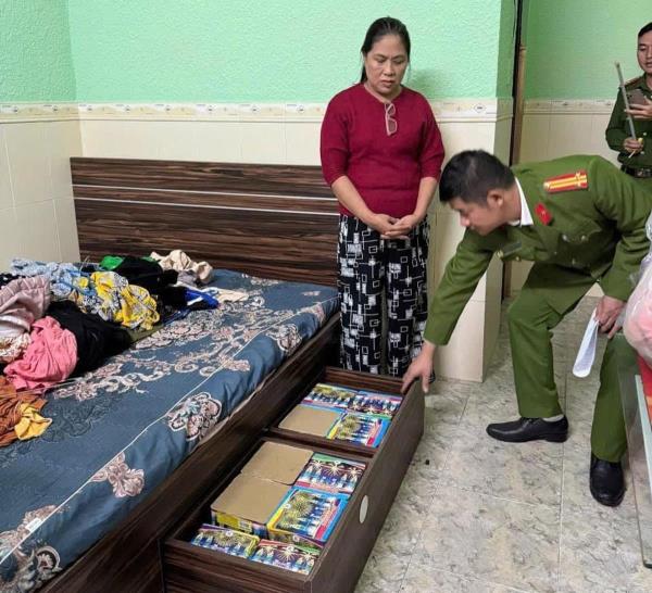 Bắt đối tượng tàng trữ và buôn bán trái phép pháo hoa nổ