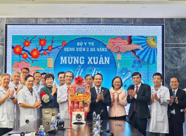 Phó Bí thư Thường trực Thành ủy Đà Nẵng Nguyễn Đình Vĩnh thăm, chúc Tết các cơ sở y tế