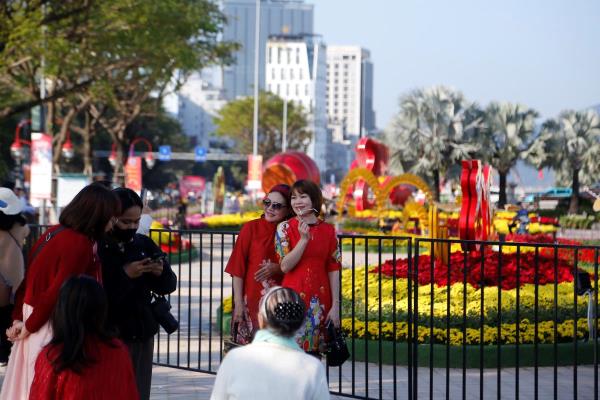 Du khách thích thú check in ngoài hàng rào chờ ngày đường hoa xuân Bạch Đằng mở cửa