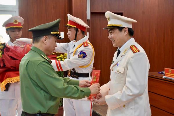 Thăng cấp bậc hàm Đại tá đối với đồng chí Nguyễn Xuân Hoàng - Phó Giám đốc Công an tỉnh Quảng Nam