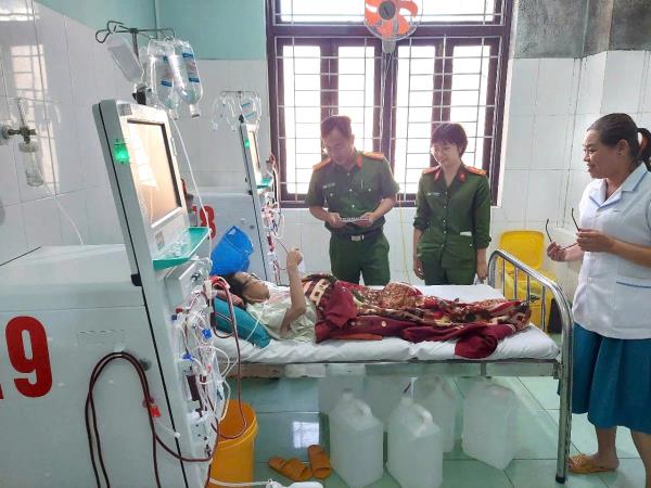 Văn phòng Cơ quan CSĐT thăm và tặng quà Tết cho bệnh nhân có hoàn cảnh khó khăn