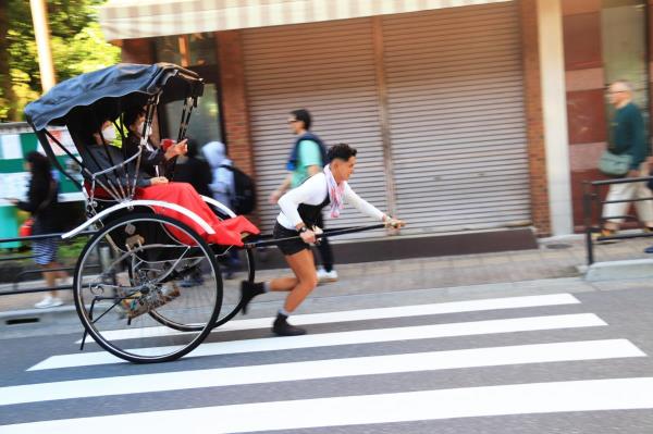 Những chiếc xe kéo trên phố Nhật