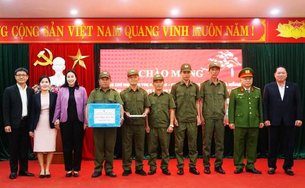 Phó Chủ tịch UBND TP Đà Nẵng Nguyễn Thị Anh Thi thăm, tặng quà và chúc Tết các lực lượng ứng trực, làm nhiệm vụ đêm giao thừa