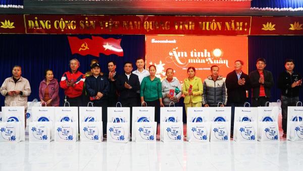 Tặng quà cho người nghèo dịp Xuân Ất Tỵ - 2025