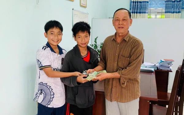 Hoan hô hai học sinh ngoan