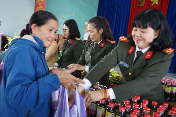 Công an Đà Nẵng mang xuân yêu thương đến với bà con nghèo