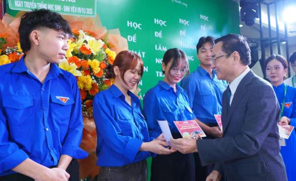 Tặng 330 vé xe tết cho sinh viên khó khăn