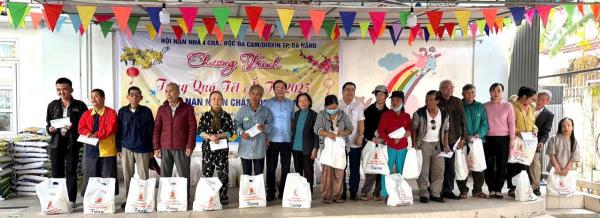 Trao quà tết cho nạn nhân chất độc da cam/dioxin