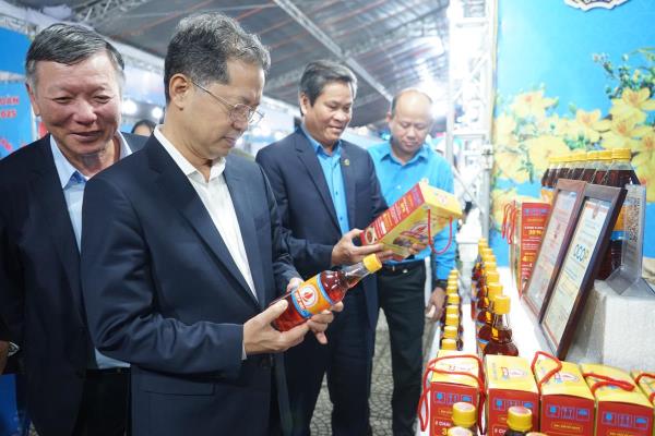 Lãnh đạo TP Đà Nẵng dự Chợ Tết công đoàn với người lao động