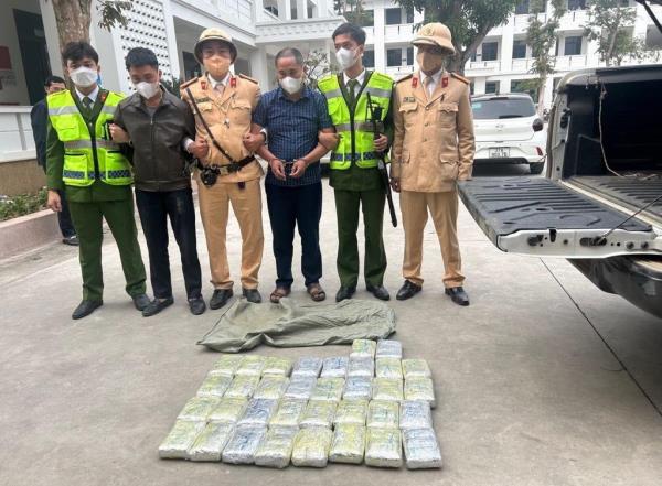 Vây ráp xe bán tải chở Chủ tịch xã, thu nhiều gói nghi ma túy