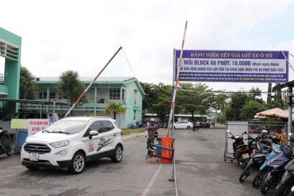 Bệnh viện Đa khoa Quảng Nam tháo bỏ bảng niêm yết giá giữ xe trái quy định