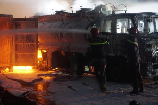 Cảnh sát PCCC nỗ lực khống chế vụ cháy bãi xe