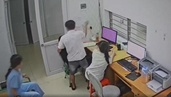 Người nhà bệnh nhân cầm bút đe dọa sẽ chọc vào mặt nữ bác sỹ