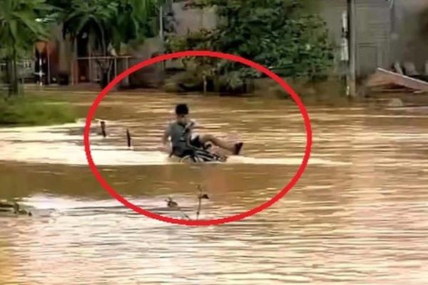Cứu sống nam sinh lớp 7 bị lũ cuốn trôi khi đi qua đoạn đường ngập