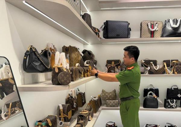 Kiểm tra các cơ sở kinh doanh, thu giữ hơn 1.000 sản phẩm nghi vi phạm về nguồn gốc xuất xứ