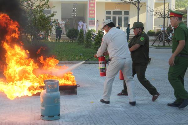 Thực tập phương án chữa cháy và cứu nạn cứu hộ tại trụ sở UBND phường An Khê