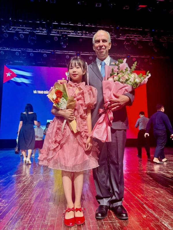 Cô bé 10 tuổi đoạt giải sáng tác ca khúc Việt Nam - Cuba