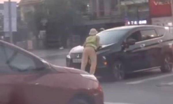 Xử lý vi phạm, CSGT phải bám trên nắp capo khi ô tô con đang chạy trên đường