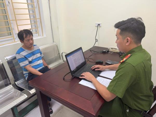 Tạm giữ đối tượng lao xe vào CSGT