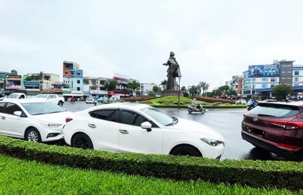 Người dân tất bật tìm cách tránh bão cho xế cưng