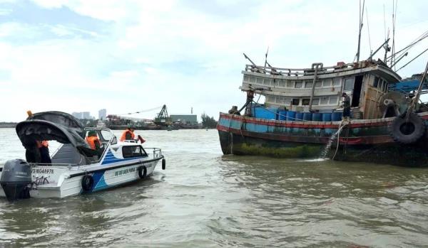 Khẩn trương kêu gọi, hỗ trợ tàu thuyền tránh trú bão an toàn