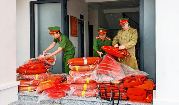 Công an xã A Vương chủ động phòng chống bão số 12