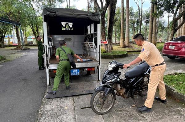 Tạm giữ hình sự 2 đối tượng có hành vi trộm cắp xe máy