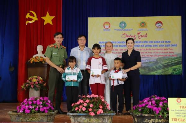 Công an tỉnh Lâm Đồng tặng quà cho các em học sinh và phụ huynh tại xã Quảng Sơn