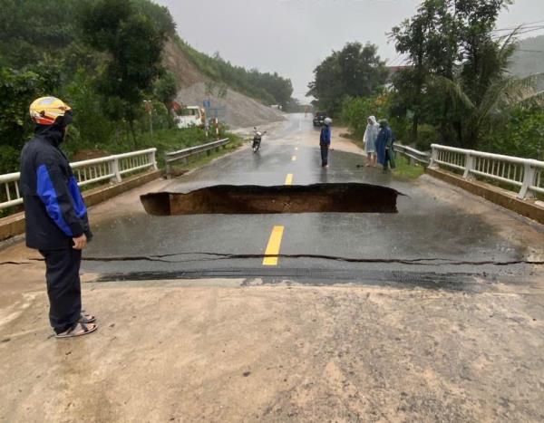 Lũ lớn tạo hố tử thần trên QL24C đoạn từ Đà Nẵng đi Quảng Ngãi