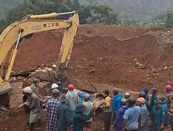 Đổ tường rào đè sập nhà hàng xóm khiến 2 người chết, 3 người bị thương