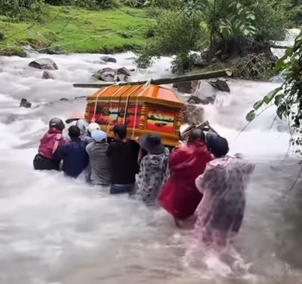 Xót xa cảnh người dân khiêng quan tài đi an táng giữa dòng lũ dữ