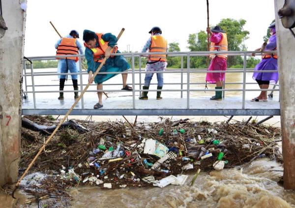 Huy động lực lượng quân đội, dân quân xử lý lượng rác lớn tại đập An Trạch