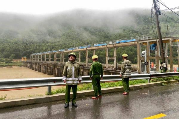 Công an phường Hải Vân hỗ trợ di dời hàng chục hộ dân vùng nguy hiểm đến nơi tránh trú an toàn