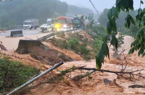 Nước lũ chảy xiết, ồ ạt tràn qua cao tốc La Sơn – Tuý Loan