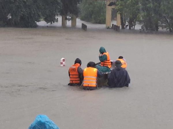 Kịp thời hỗ trợ 1 sản phụ sinh thành công tại nhà trong lúc lũ dâng