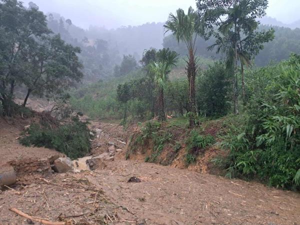 Núi lở cuốn trôi nhà dân ở xã Trà Tân