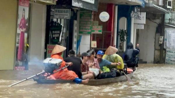 Nhiều nơi ở Huế ngập sâu trong mưa lũ